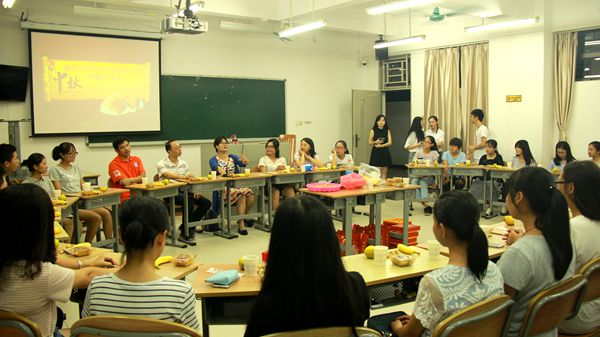 公司领导与同学们欢聚一堂
